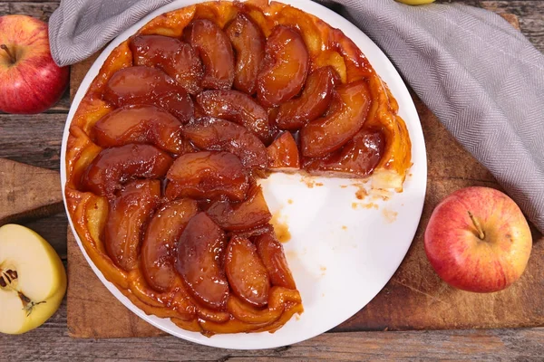 Яблучний пиріг на білій тарілці — стокове фото