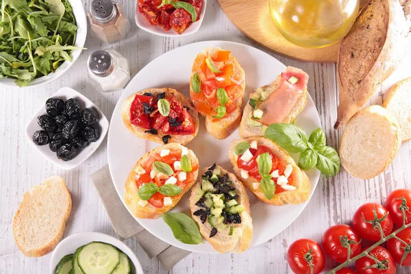 Diverse Bruschettas Met Verschillende Ingrediënten — Stockfoto