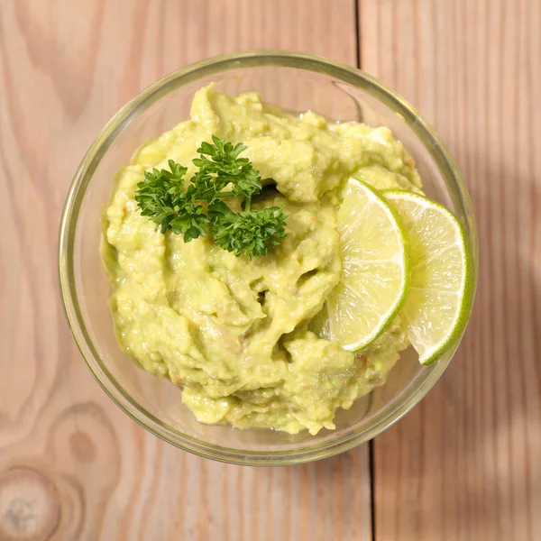 Świeże zielone guacamole — Zdjęcie stockowe