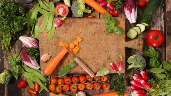 Asse Legno Con Verdure Fresche — Foto Stock