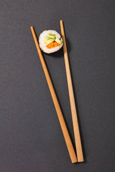 Свіжі суші та палички — стокове фото