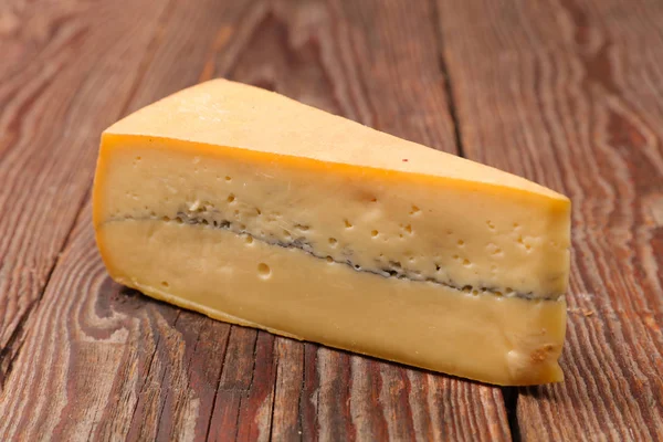 Morbier 乳酪的部分在木背景 — 图库照片
