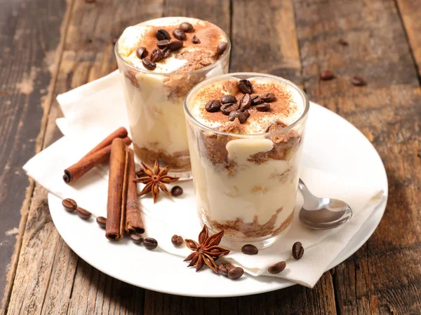 Tiramisù Gourmet Italiano Con Cannella Anice Cioccolato Sul Tavolo Legno — Foto Stock