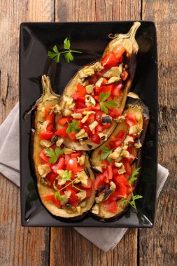 ahşap masa üzerinde pişmiş doldurulmuş patlıcan Üstten Görünüm 