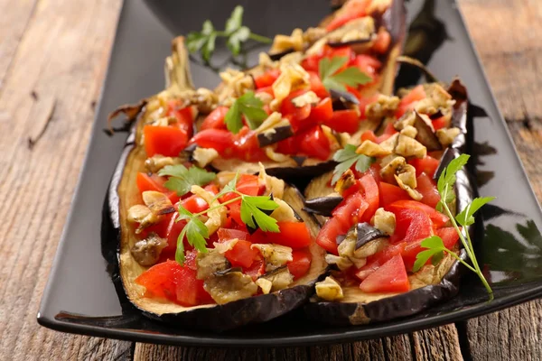 Ugnsbakad Fylld Aubergine Träbord — Stockfoto