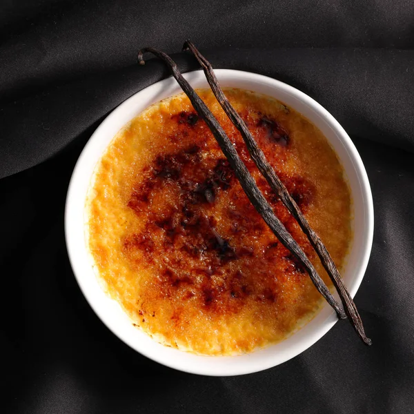 Crème Brûlée Med Vanilj Svart Bakgrund — Stockfoto