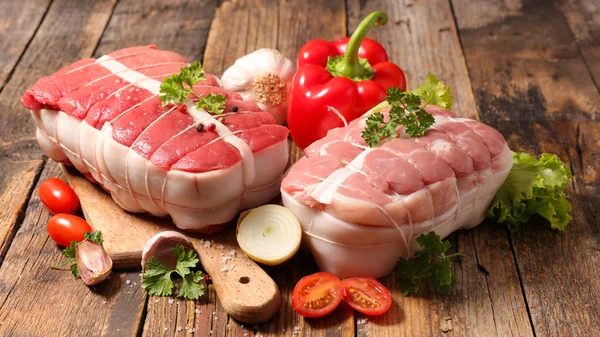 Carne Assada Crua Mesa Madeira — Fotografia de Stock