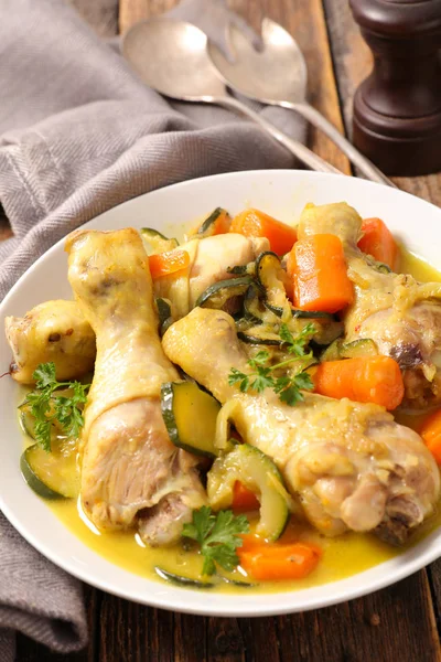 sebze ve baharat ile tavuk budu