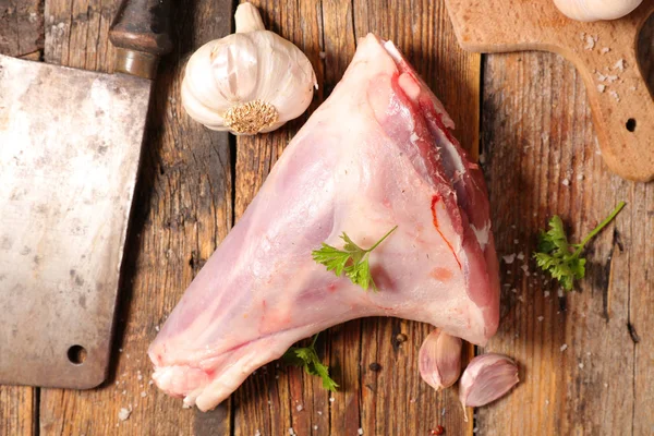 Rohes Lammfleisch Auf Holztisch — Stockfoto