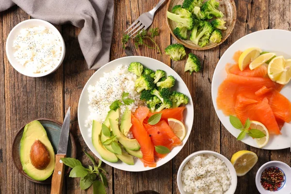 Tazón Arroz Salmón Brócoli Aguacate —  Fotos de Stock