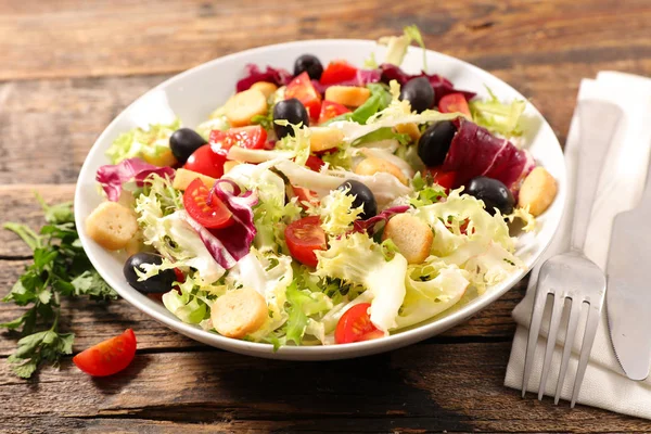 Frischer Gemischter Salat Auf Holztisch — Stockfoto