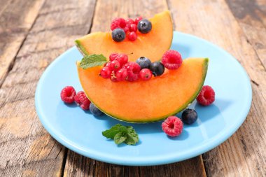 kavun dilimi ve çilek