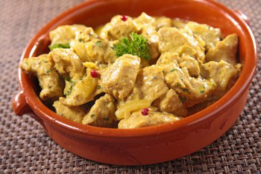 tavuk Hindistan cevizi ve köri ile