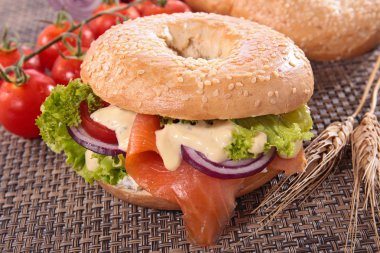 simit somon ve krema ile