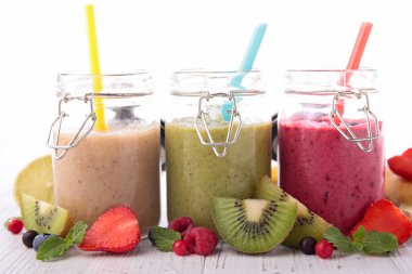 çeşitli taze smoothies kavanoz 