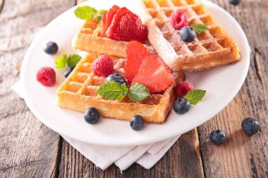 waffle ve berry meyve
