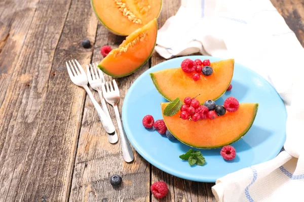 kavun dilimi ve çilek