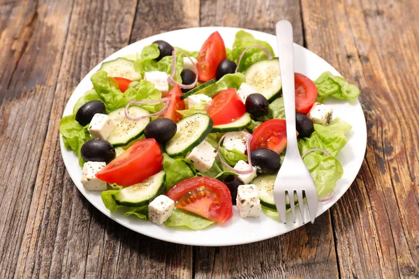 Ahşap Masa Üzerinde Taze Sebze Salatası — Stok fotoğraf