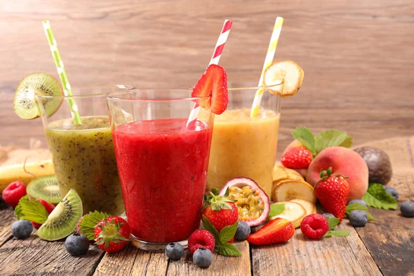 Suco Frutas Sortidas Óculos Mesa Madeira — Fotografia de Stock