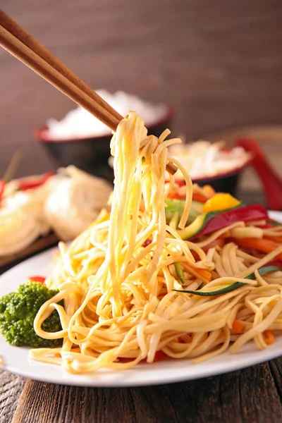 Tagliatelle Cinesi Fritte Verdure Sul Tavolo Legno — Foto Stock