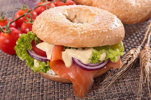 simit somon ve krema ile