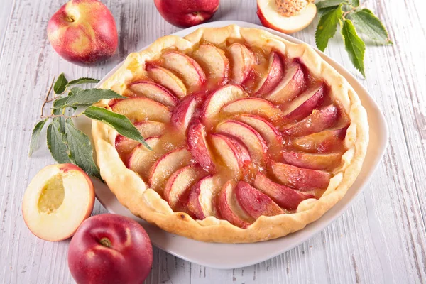 ev yapımı şeftali pasta üzerinde ahşap masa 