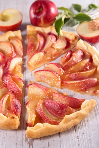 ev yapımı şeftali pasta üzerinde ahşap masa 