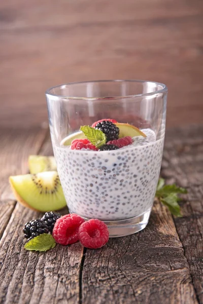Chia süt ve meyve