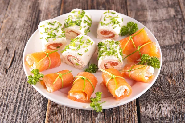 Canapé Surtido Con Salmón —  Fotos de Stock