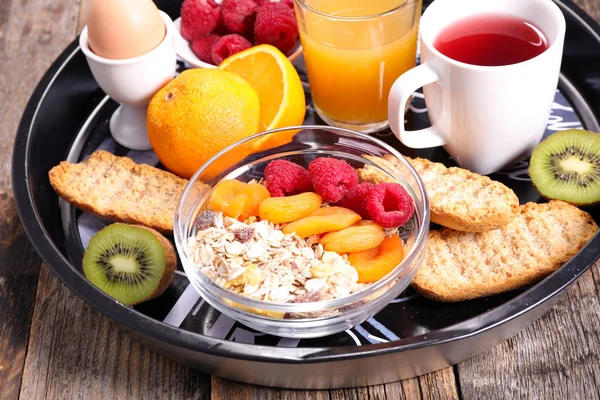 Здоровый Завтрак Чаем Яйцом Хлопьями Деревянном Столе — стоковое фото