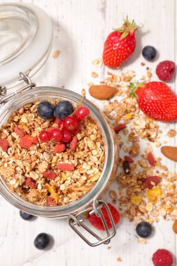 ev yapımı granola ve çilek ahşap tablo