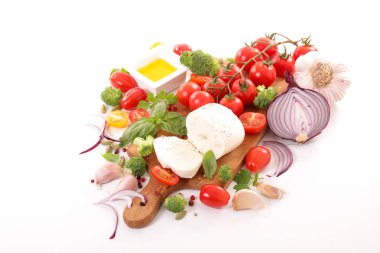 kiraz domates, fesleğen ve mozzarella peyniri, beyaz izole