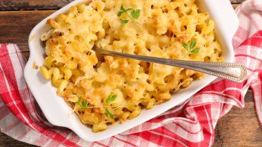 ev yapımı peynirli makarna üzerine ahşap masa