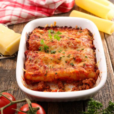 ahşap masa üzerinde makarna ile güveç