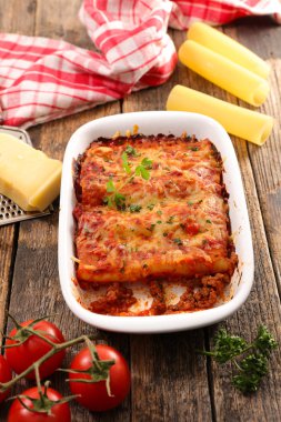ahşap masa üzerinde makarna ile güveç