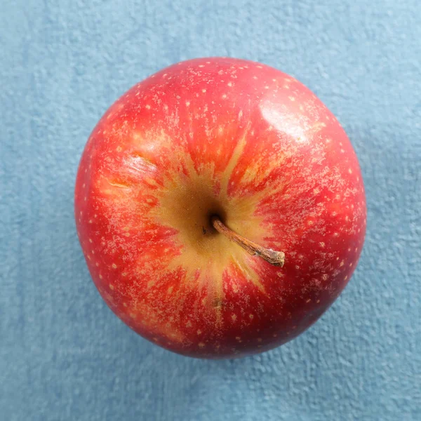 Pomme Rouge Fraîche Sur Surface Bleue — Photo