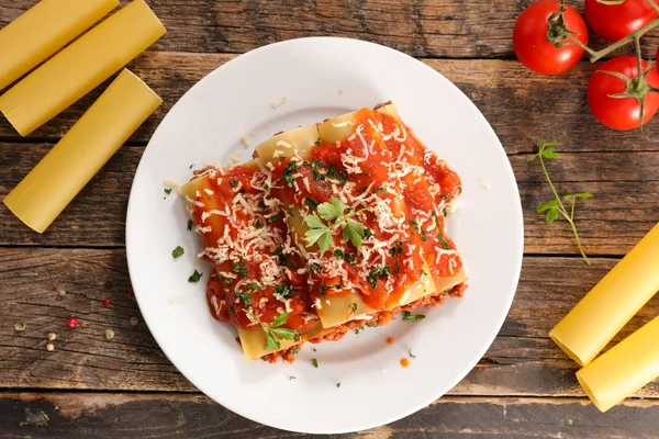 Canelones Con Salsa Carne Tomate Sobre Mesa Madera —  Fotos de Stock