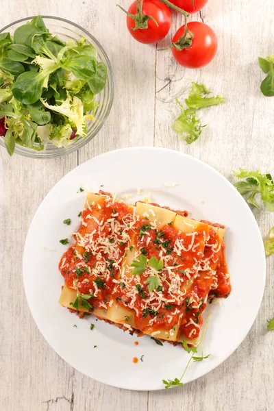 Canelones Con Salsa Carne Tomate Sobre Mesa Madera —  Fotos de Stock