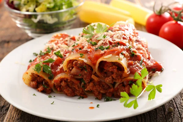 Cannelloni 테이블에 쇠고기와 토마토 소스와 — 스톡 사진