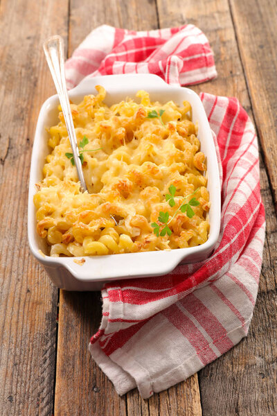 домашняя сырная паста на деревянном столе
