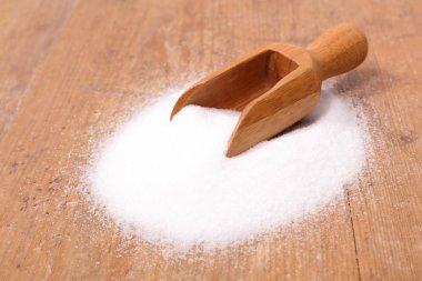 Tahta masadaki şeker.