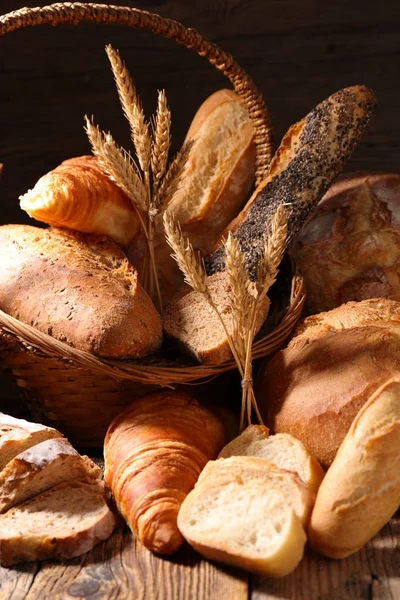 Разнообразные Хлеба Кондитерских Изделий Деревянном Столе — стоковое фото