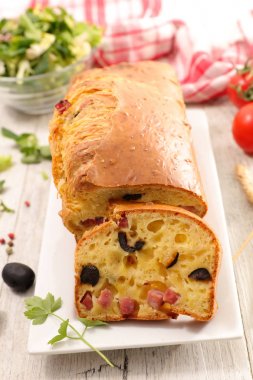 jambon ve zeytin kek üzerine ahşap masa