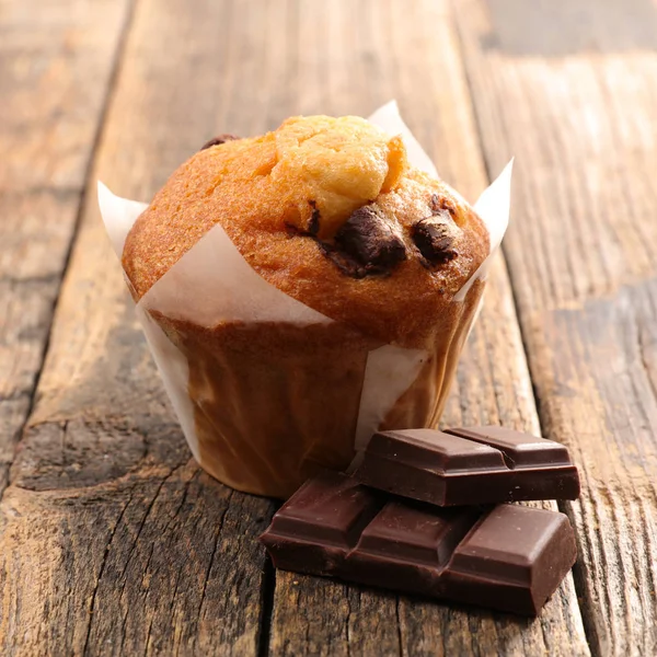 Muffin Met Chocolade Chips Houten Tafel — Stockfoto