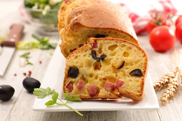 Torta Prosciutto Olive Sul Tavolo Legno — Foto Stock