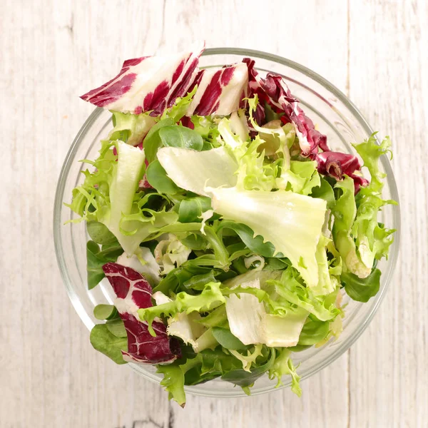 Bol Salade Fraîche Sur Table Bois — Photo