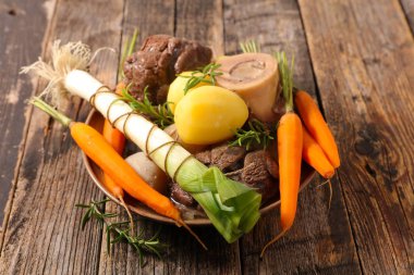 pot au feu, sebze ve et suyu ile sığır eti