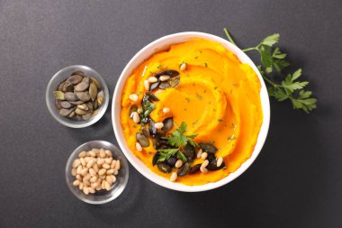 havuç veya kabak püresi ile fındık ve tohumlar