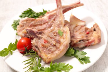 Kızarmış kuzu pirzolası ahşap tablo