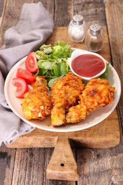 Kesme tahtası üzerinde kızarmış tavuk ızgara dilimlenmiş domates salatası, sos ile servis
